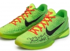 Kobe Bryants iconische "Grinch sneakers" van de kerstwedstrijd 2010 zullen worden verkocht voor meer dan 10 miljoen dollar