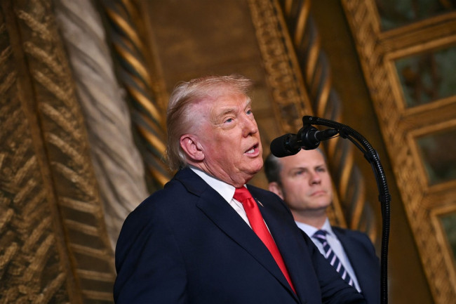 Trump sluit laarzen op de grond in Iran niet uit