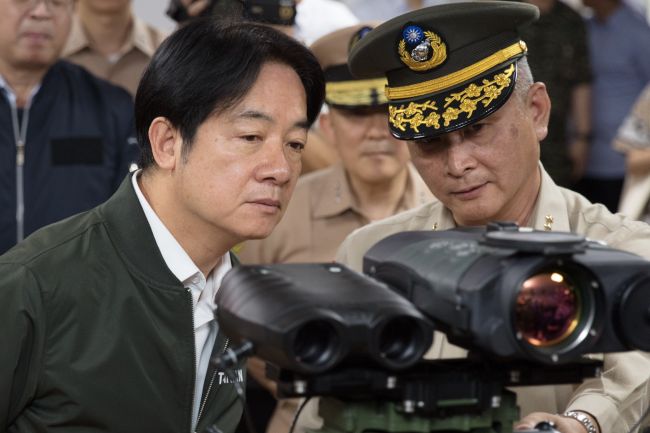 China noemt de president van Taiwan een "parasiet" terwijl het militaire oefeningen lanceert in de buurt van het eiland