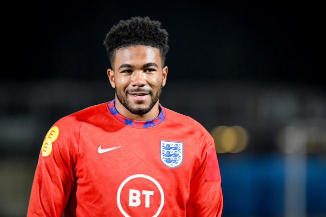 Engelse artsen werken eraan om Reece James klaar te maken voor de wedstrijd tegen Noorwegen