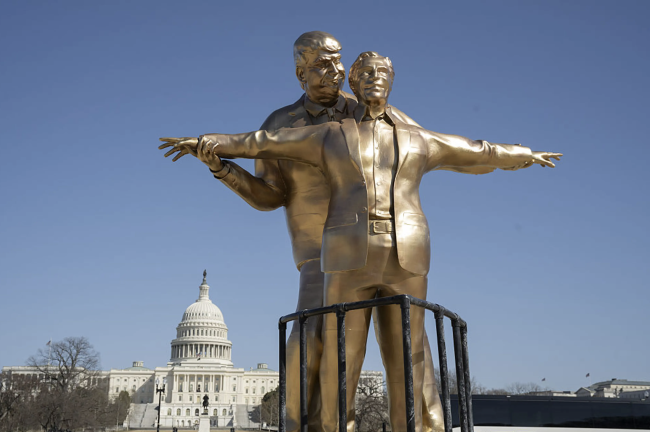 Nieuw satirisch standbeeld in Washington toont Trump en Epstein als geliefden uit Titanic 