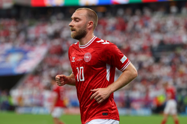 Christian Eriksen is bij bewustzijn en "doet het goed" nadat hij instort tijdens een vriendschappelijke wedstrijd Denemarken-Oekraïne