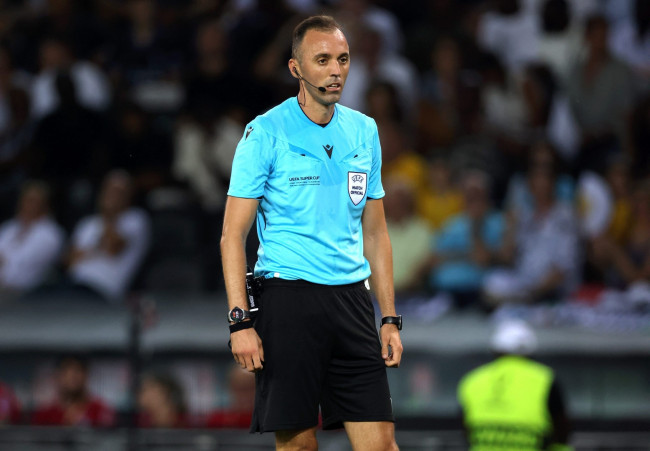 De CEO van Bayern München bekritiseert het gebrek aan scheidsrechterservaring in de wedstrijd Bayern tegen PSG