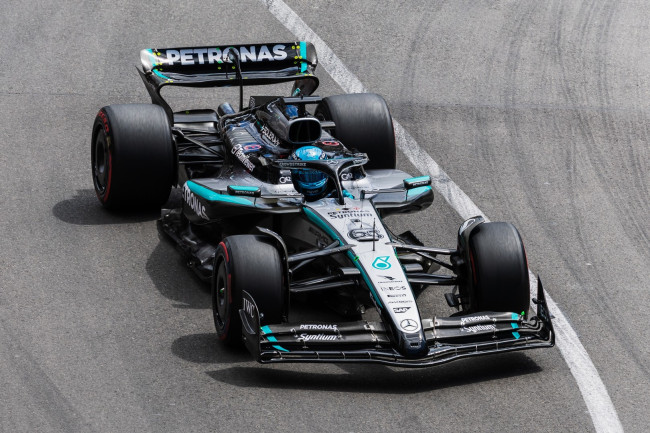 George Russell behaalt poleposition in Oostenrijk na een crash van Verstappen, ontwijkt dubbele gele straf