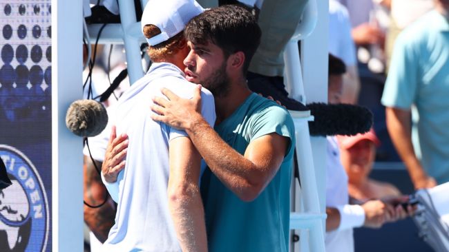 Jannik Sinner vs. Carlos Alcaraz: Sinner gaat met pensioen tijdens de eerste set, Alcaraz wint het toernooi