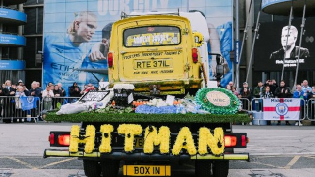 Duizenden mensen verzamelen zich in de straten van Manchester om voor een laatste keer afscheid te nemen van Ricky Hatton