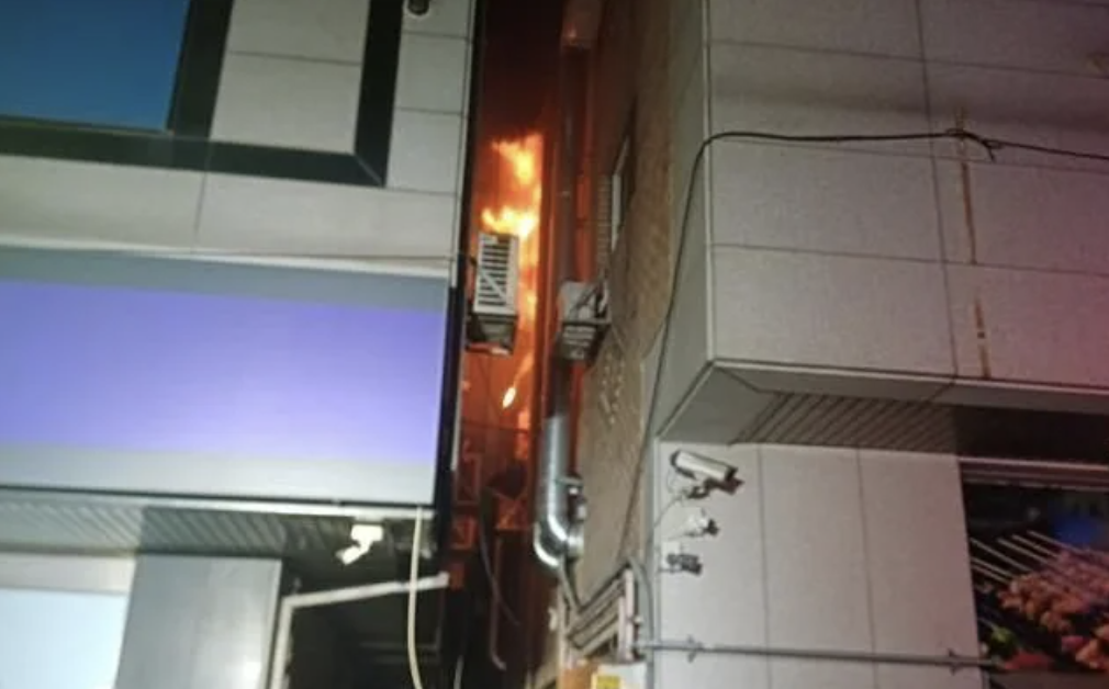 Zuid-Koreaanse vrouw raakt in paniek door kakkerlak en brandt heel flatgebouw af in een poging het t