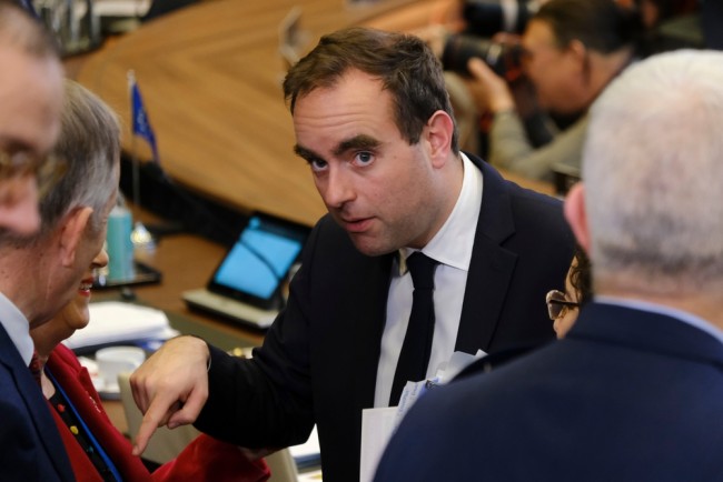 Macron herbenoemt Lecornu tot premier