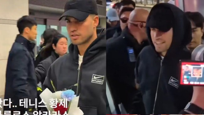 Carlos Alcaraz wordt begroet door tientallen fans in Zuid-Korea voorafgaand aan de wedstrijd tegen Sinner