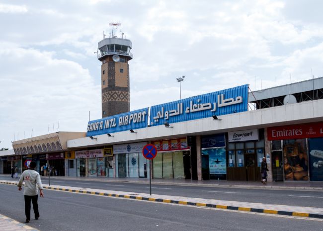 Israël schakelt de luchthaven van Sanaa uit als reactie op de raketaanval van de Houthi's