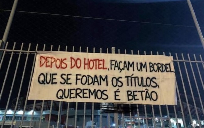 "Bouw na het hotel een bordeel. Rot op met titels, wat we willen is concreet", beweren boze Benfica-fans