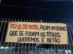 "Bouw na het hotel een bordeel. Rot op met titels, wat we willen is concreet", beweren boze Benfica-fans