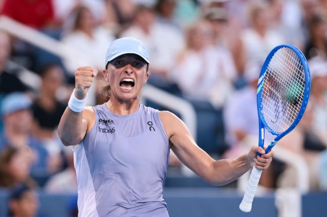 Iga Świątek bewijst dat ze op elke ondergrond kan winnen als ze de kroon pakt in Cincinnati tegen Paolini