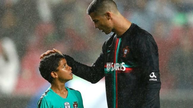 De 15-jarige Cristiano Ronaldo Jr. traint vandaag bij Real Madrid, een "test" om bij de academie te komen