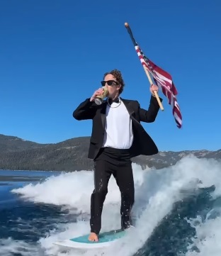 Mark Zuckerberg slaagt erin zichzelf er menselijk uit te laten zien in nieuwe video van 4 juli