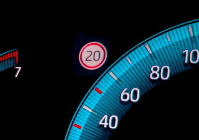 Nieuwe auto's die in de EU worden verkocht, zullen worden voorzien van permanente snelheidsbegrenzers