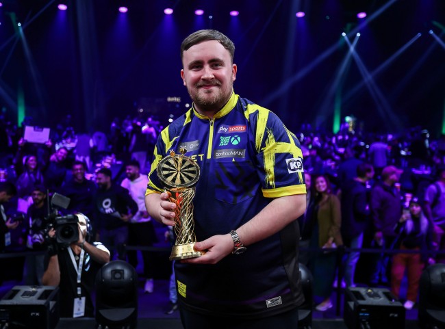 Luke Littler weer aan de top met overwinning op de Saudi-Arabische Darts Masters
