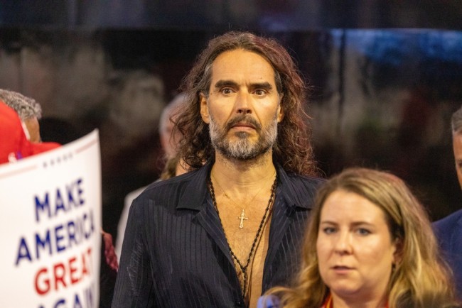 Russell Brand aangeklaagd voor nieuwe verkrachtings- en seksuele aanrandingsmisdrijven