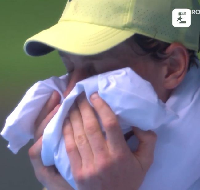 Een van de meest verontrustende beelden van de Australian Open: Sinner die halverwege de wedstrijd oncontroleerbaar schudt