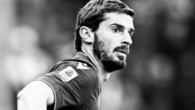 De Griekse voormalig voetballer Marios Oikonomou, die speelde in Bologna, Sampdoria en Kopenhagen, overlijdt op 33-jarige leeftijd bij een auto-ongeluk