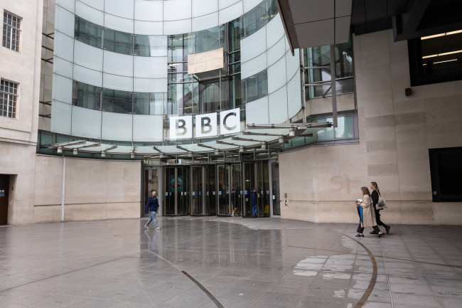 De BBC schrapt 550 banen door bezuinigingen op nieuws, landen, tv- en radiocontent