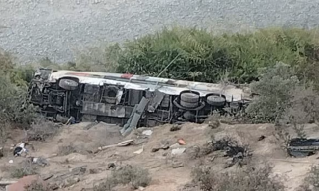 Minstens 37 doden nadat passagiersbus in ravijn in Peru valt