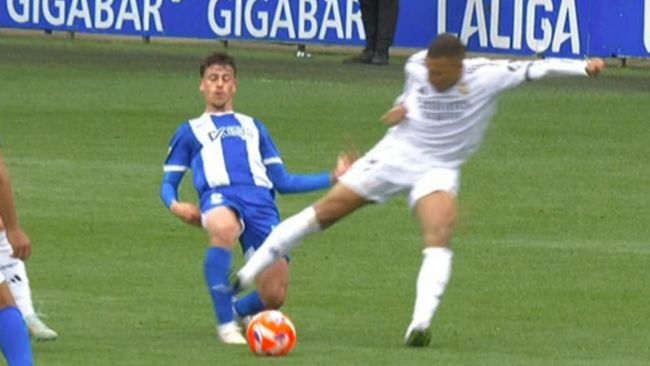 Mbappé ziet eerste rode kaart sinds 2019 na een angstaanjagende overtreding die verdere gevolgen zal hebben