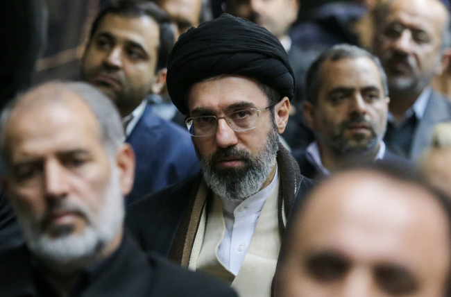 De nieuwe leider van Iran belooft Hormuz gesloten te houden