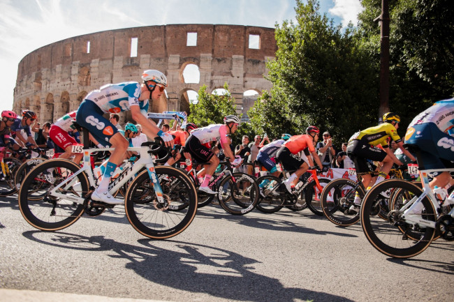 Paul Magnier wint de eerste etappe van de Giro d'Italia met een massaval in de laatste sprint