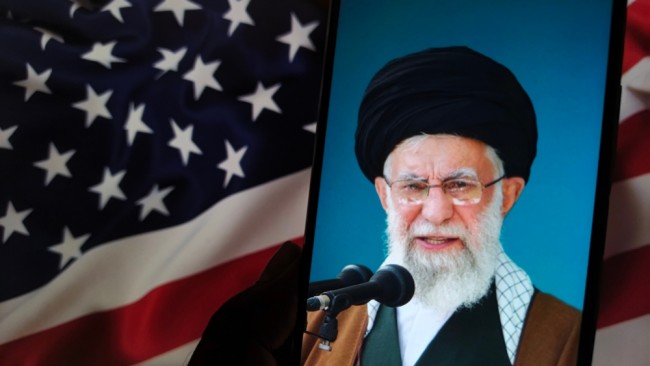 Iran sluit zichzelf af van de wereld, protesten verspreiden zich en Khamenei geeft een harde waarschuwing
