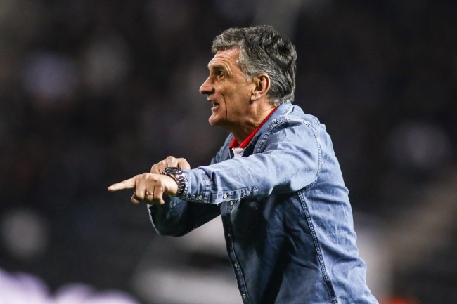 Olympiacos-manager klaagt over scheidsrechter in wedstrijd tegen Barça: "Zodra we in de wedstrijd kwamen, haalden ze ons eruit"