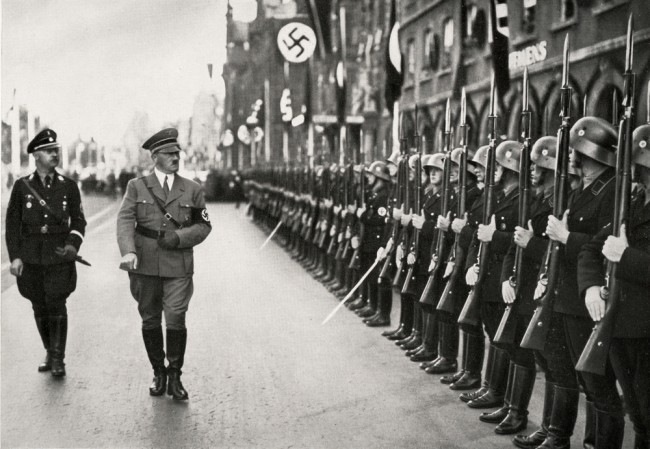 Hitlers verborgen genetische seksuele stoornis onthult nog meer details: Micropenis (en slechts één bal)