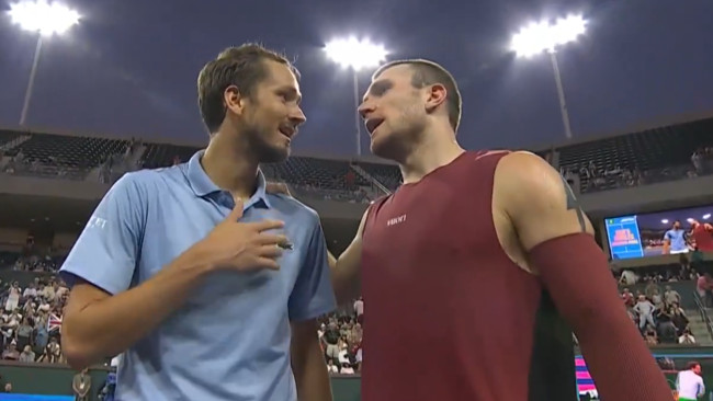 Jack Draper en Daniil Medvedev discussiëren over hindernisstraf bij Indian Wells