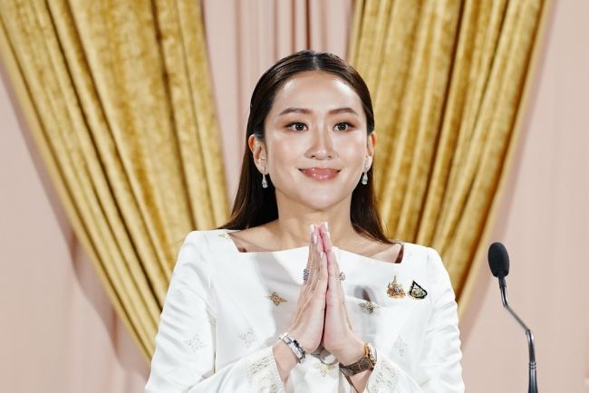 De premier van Thailand afgezet vanwege uitgelekt telefoonschandaal