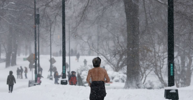 Meer dan 5.000 vluchten geannuleerd terwijl recordsneeuw de oostkust van de VS bevriest