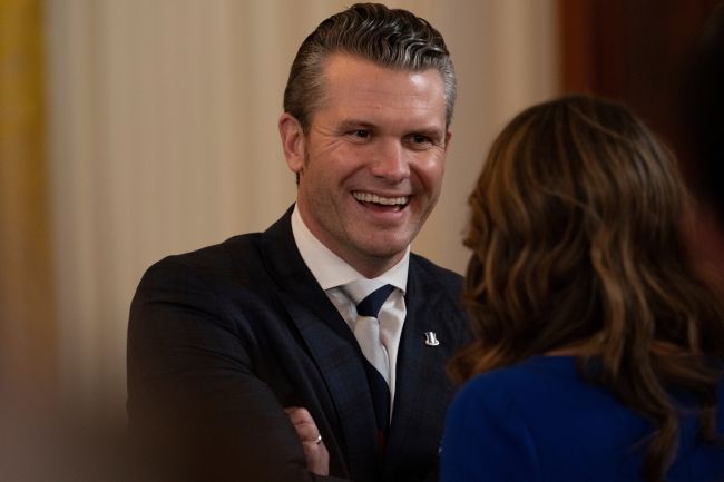 Hegseth ontkent het lekken van oorlogsplannen te midden van veiligheidsproblemen