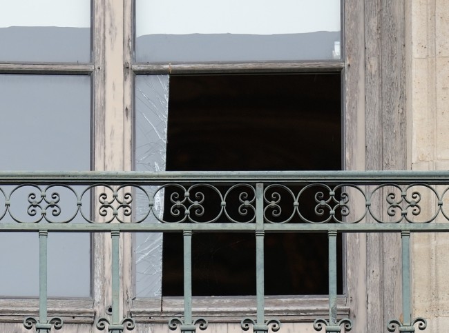 Vier anderen worden vastgehouden bij een juwelenroof in het Louvre, maar gestolen schatten blijven vermist