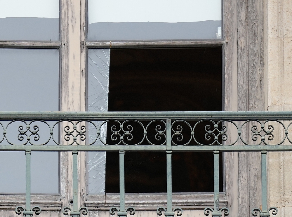 Vier anderen worden vastgehouden bij een juwelenroof in het Louvre, maar gestolen schatten blijven v