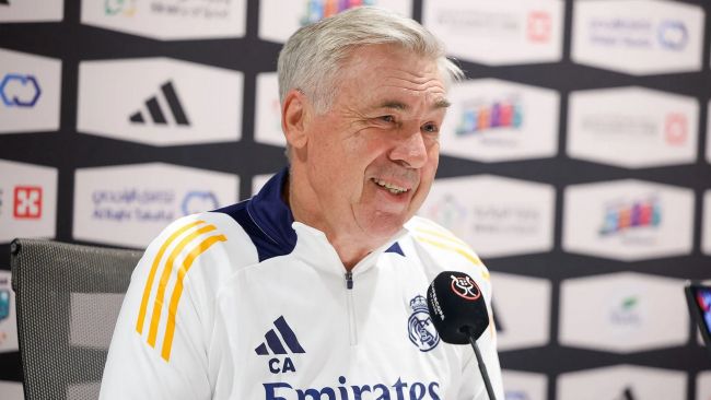 Ancelotti verdedigt Vinícius en vindt zijn schorsing van twee wedstrijden oneerlijk: "We zijn in alle opzichten blij met Vinicius"