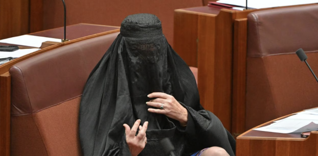 Extreemrechtse Australische senator geschorst uit het parlement wegens het dragen van boerka uit protest
