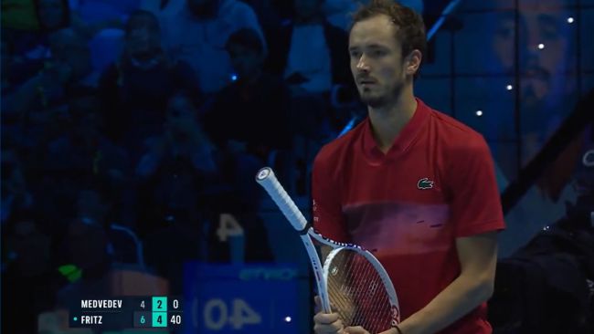 Medvédev verliest zijn kalmte in Turijn, speelt halverwege de wedstrijd met zijn racket