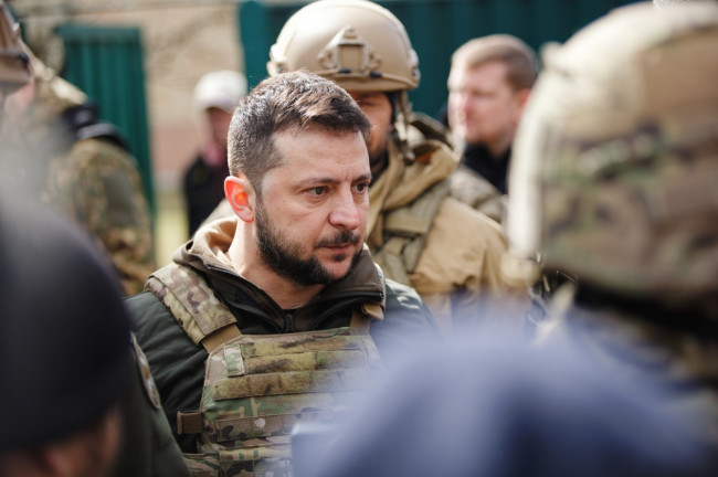 Zelensky belooft de onafhankelijkheid te handhaven op de vierde verjaardag van de oorlog: "Poetin heeft de Oekraïners niet gebroken"