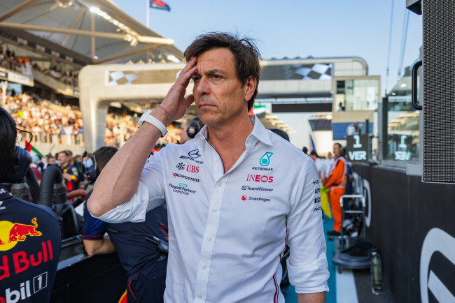 Toto Wolff had gemengde gevoelens toen hij de prijs in ontvangst nam na Antonelli's overwinning in Monaco