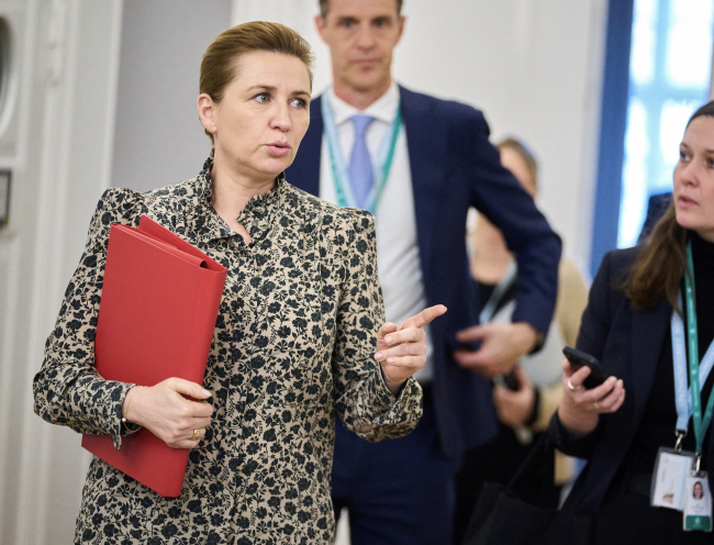 "We kunnen over alles praten, behalve over onze soevereiniteit," zegt Mette Frederiksen tegen Trump
