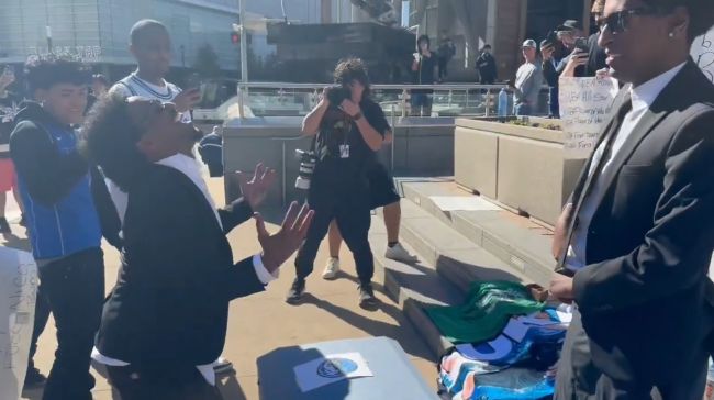 Fans van Dallas Mavericks brachten een doodskist naar het stadion om te protesteren tegen de handel van Luka Dončić