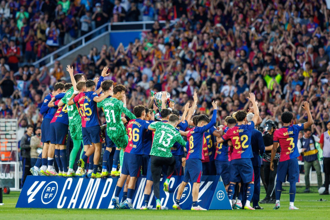 FC Barcelona wint achtereenvolgende landstitel met een 2-0 overwinning in el Clásico