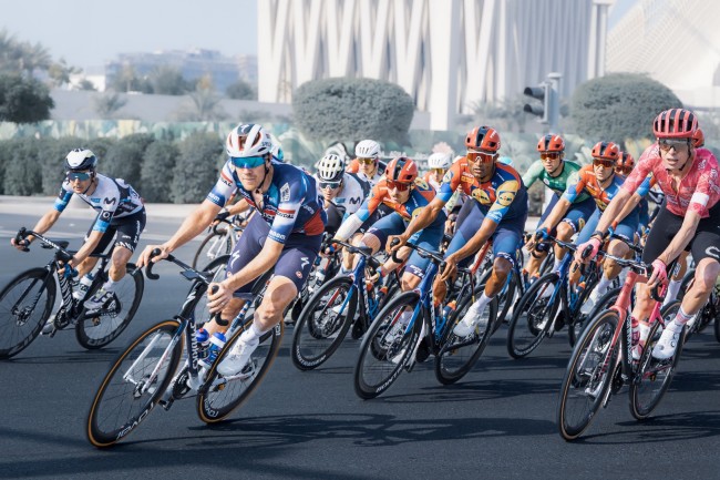 Fietsers klagen dat Abu Dhabi Tadej Pogacar bevoordeelt door een kunstmatige berg te bouwen