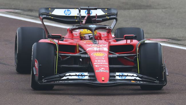 Lewis Hamilton crasht zijn Ferrari in zijn tweede test en blijft ongedeerd